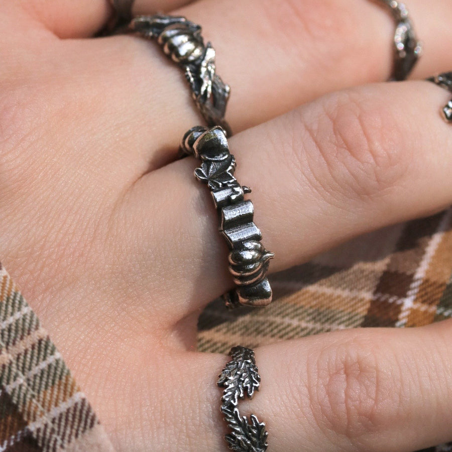 Cinnamon Girl Wreath Ring