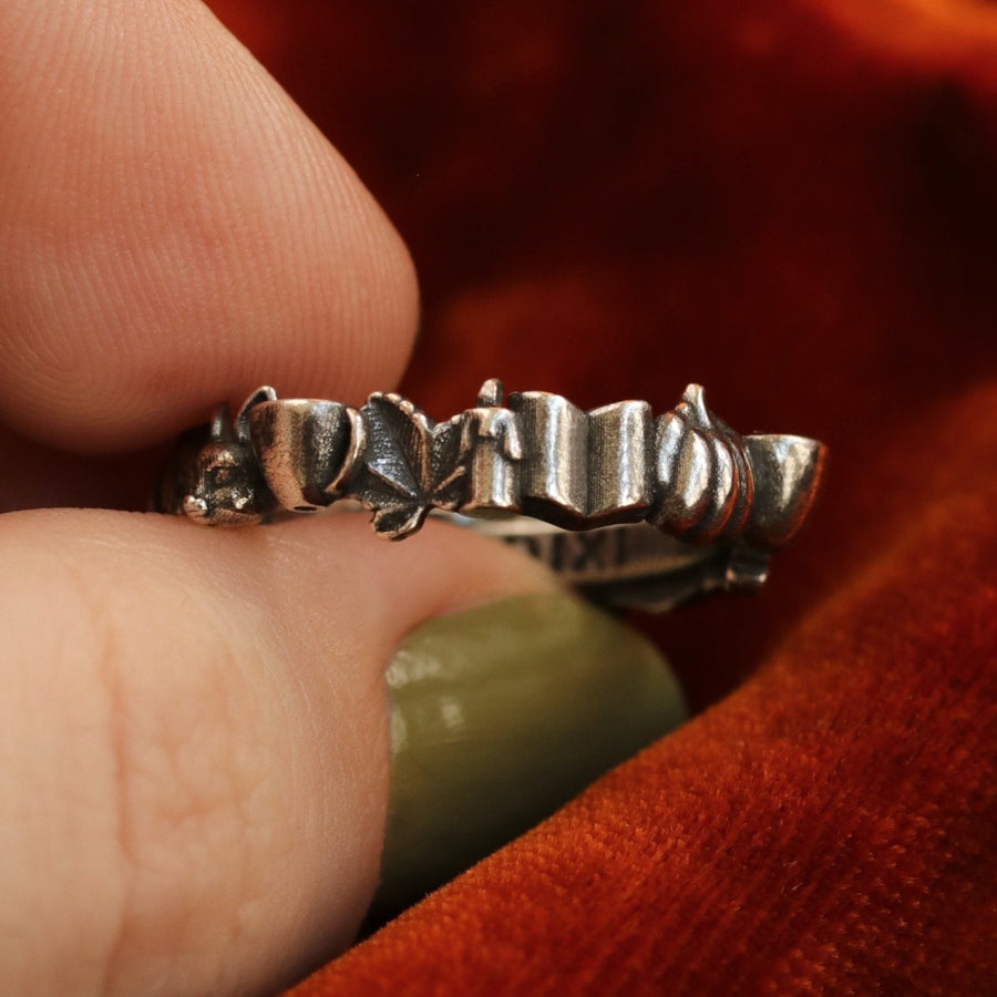 Cinnamon Girl Wreath Ring