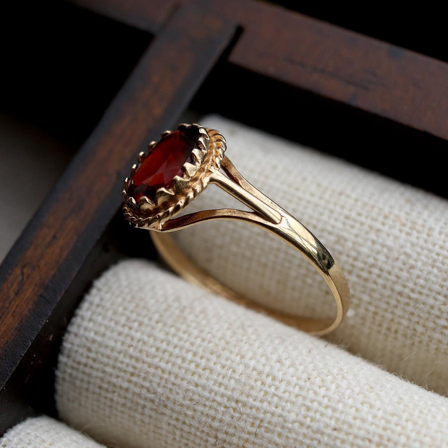 Vintage | Primrose Garnet Ring