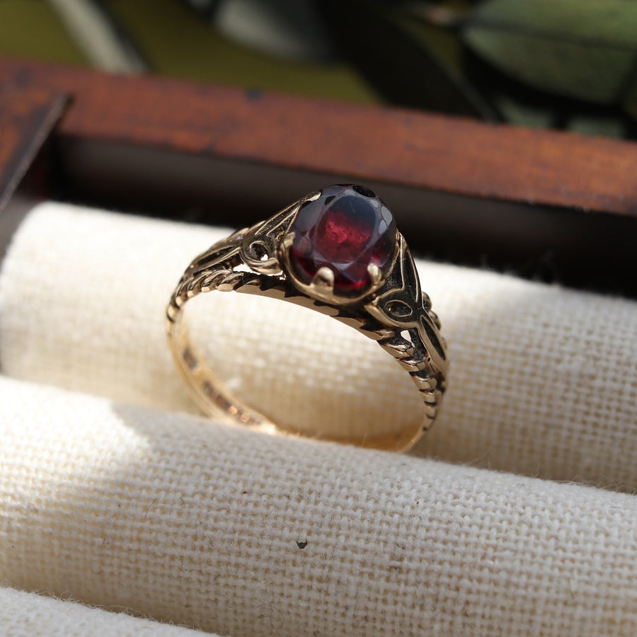 Vintage | 	Vega Garnet Ring
