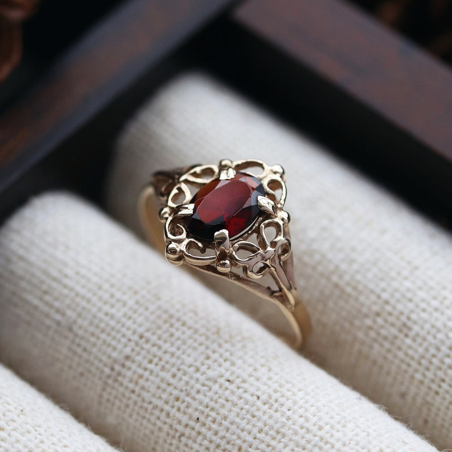 Vintage | Liliane Garnet Ring